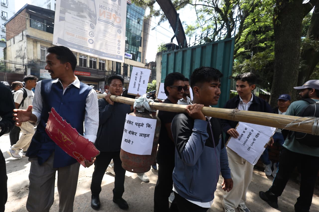 NSU protests against government carrying empty cylinders 